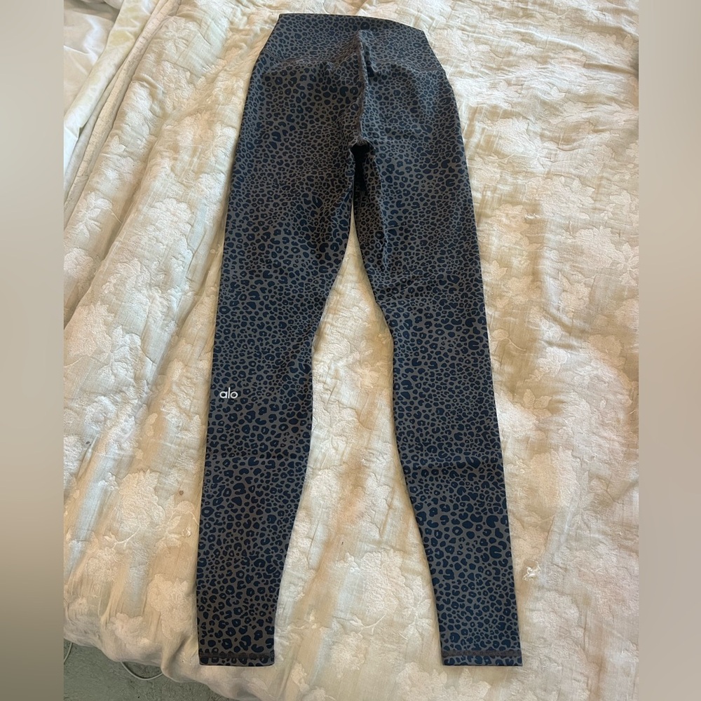 Alo Vapor Leopard Print High Waist Ankle Leggings - Picture 3 of 5
